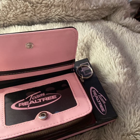 Pink Wallet - Picture 2 of 3